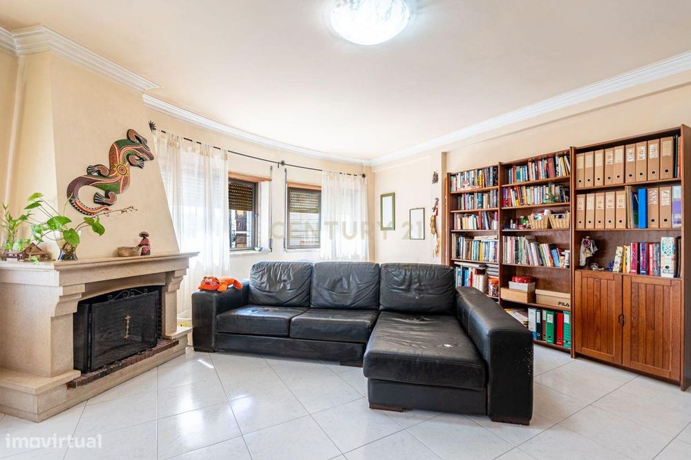 Apartamento T2 Espaçoso com Garagem Box e Arrecadação – Pedernais, Ram