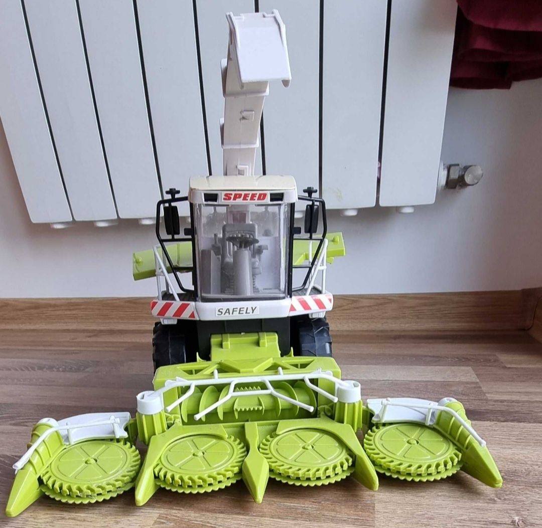 Duży kombajn do kukurydzy traktor farma rolniczy pojazd