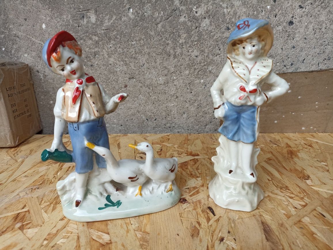 Zestaw 2 starych vintage PRL porcelanowych figurek ,gesiarz, i ,dama,