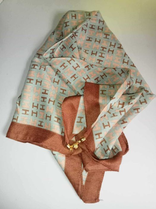 Lenço quadrado com fecho magnético