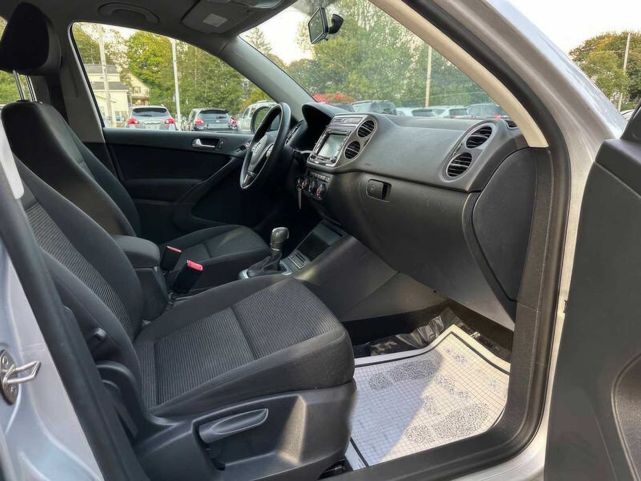 Volkswagen Tiguan S      2015