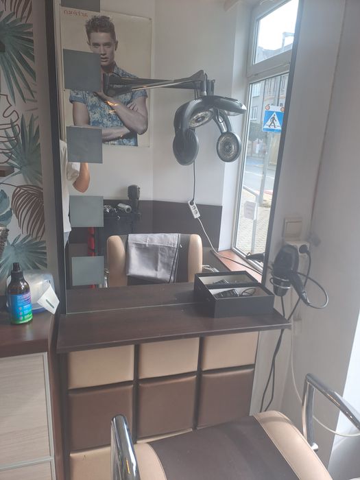 Sprzedam 2 stanowiska fryzjerskiej lustra plus 2 krzesla