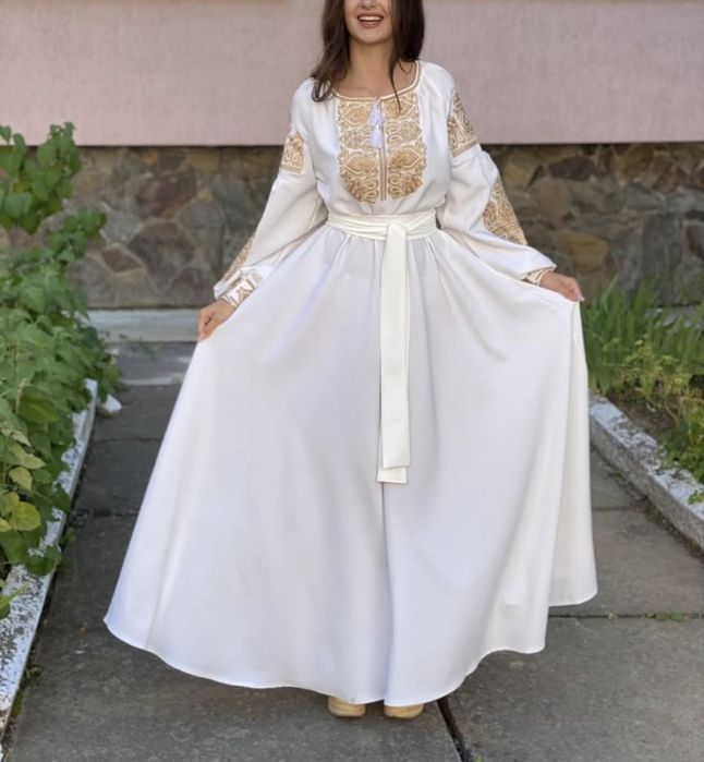 Вишукана сукня з вишивкою .Колір айворі