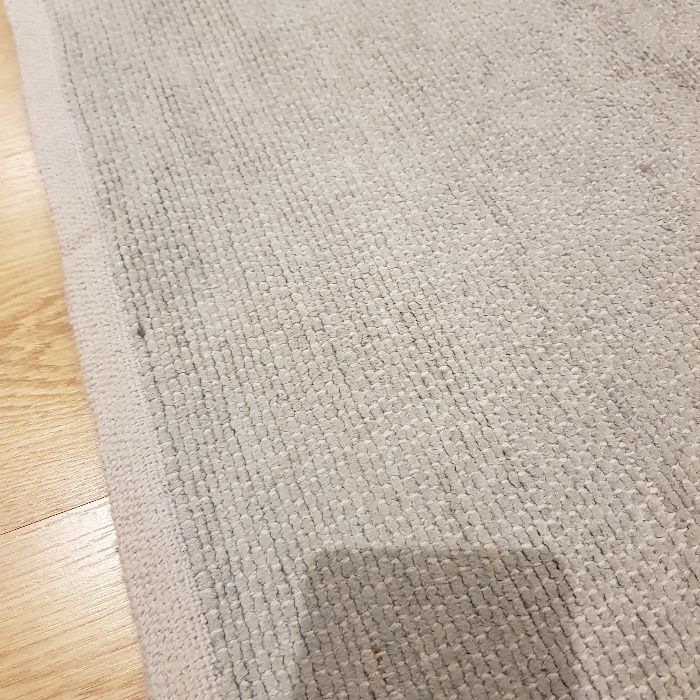 Carpete de cor cinza claro