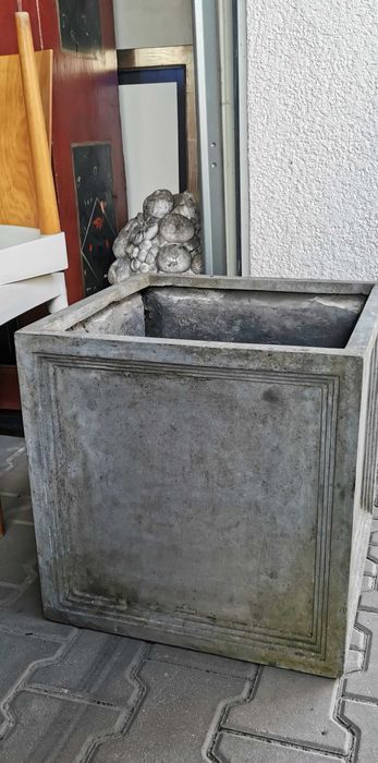 Duża doniczka, sygnowana, a'la beton