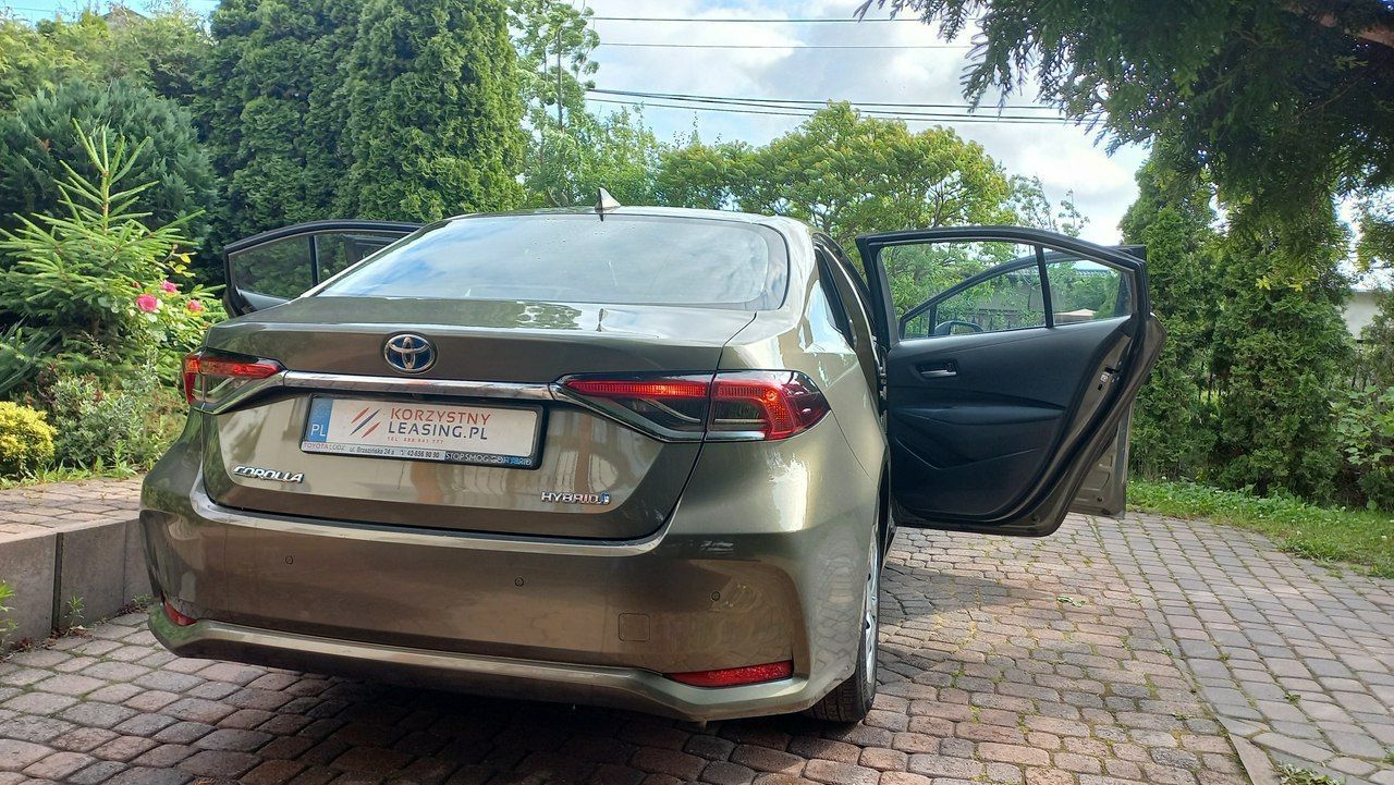 Toyota Corolla Comfort e-CVT 1.8 Hybryda Pełna historia ASO FV23% 48.7 export
