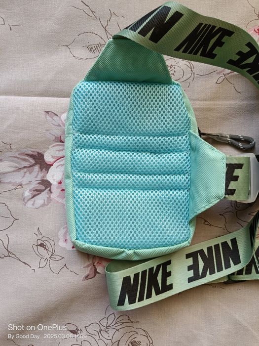 Продам сумочку Nike Swoosh