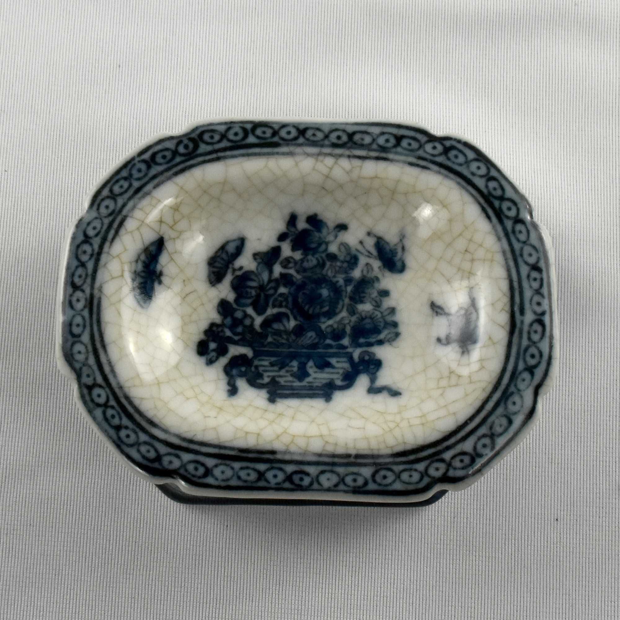 Saleiro porcelana da China, com flores azul e branco com craquelê