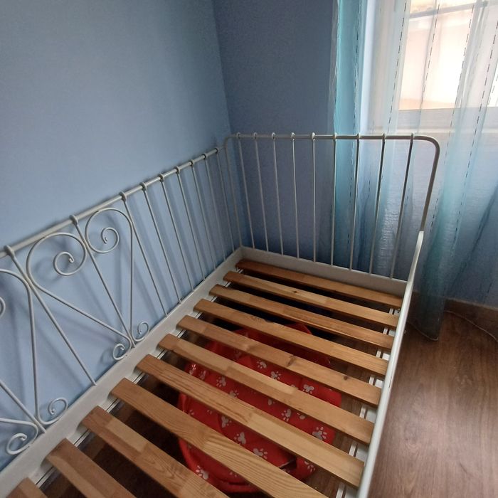 Cama de ferro Ikea com estrado