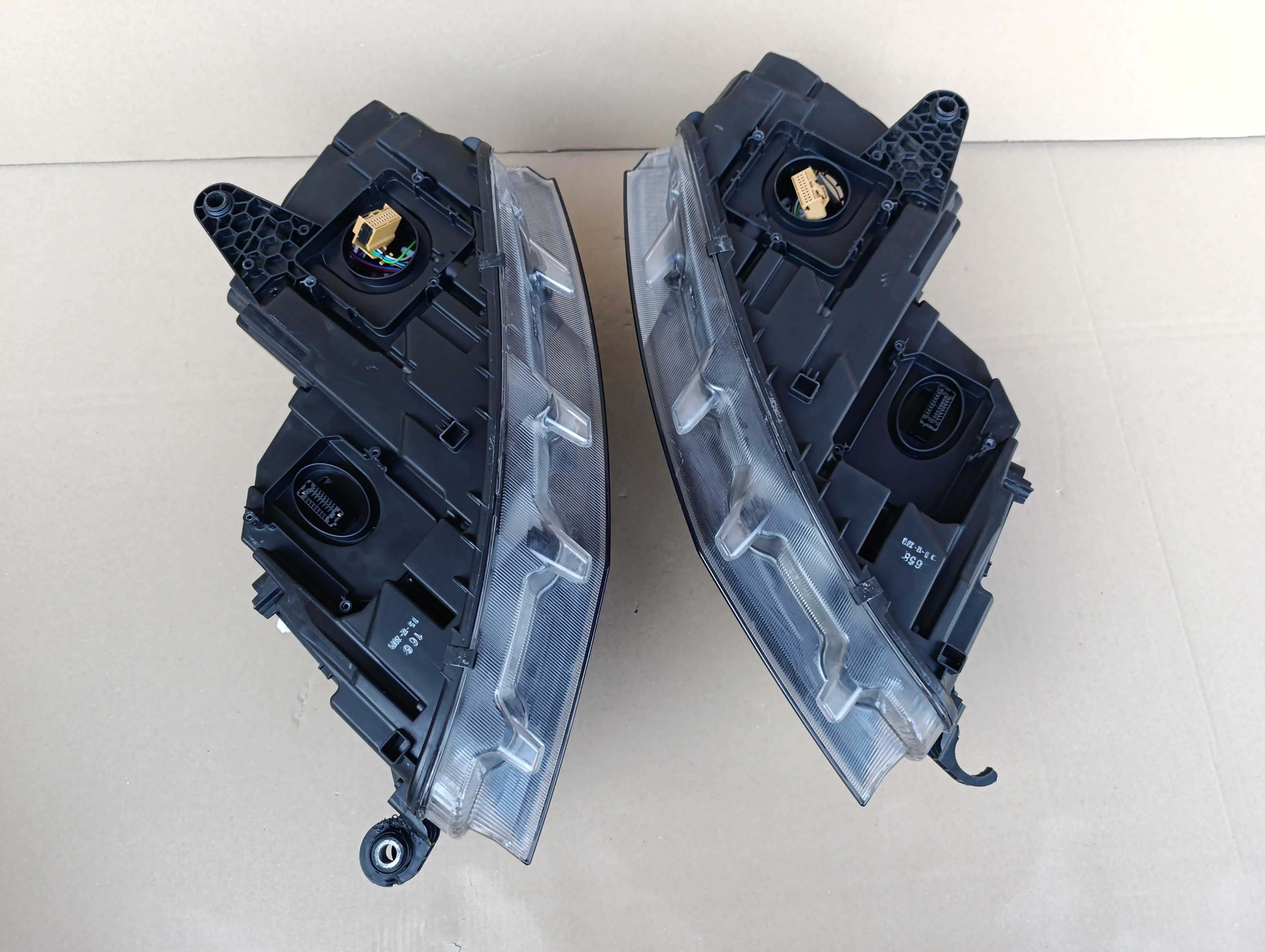 Skoda Octavia III lampa prawa lewa przód przednia reflektor bi xenon
