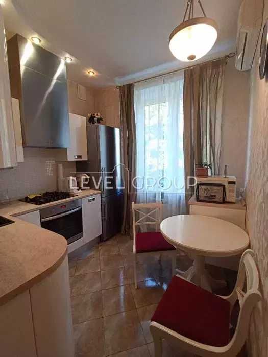 3 кім сталінка на Печерську вул Князів Острозьких (Московська) 37/2