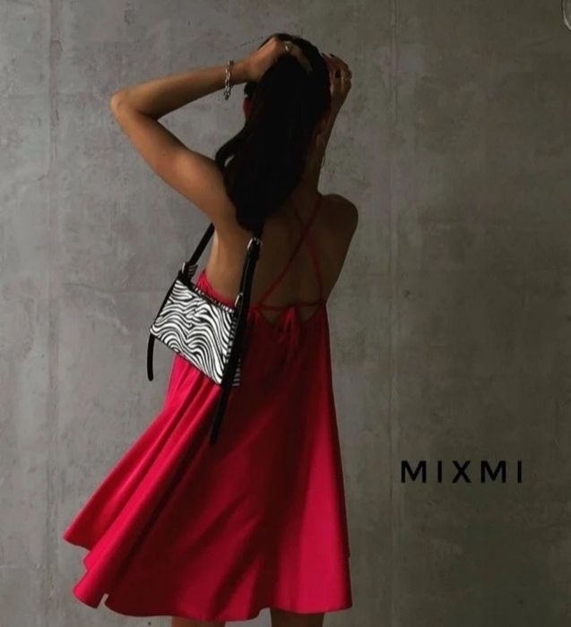 Яркое платье на лето