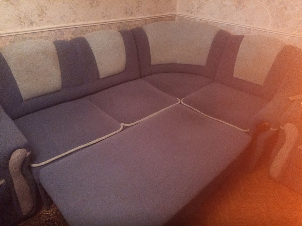 Угловой диван,в хорошем состоянии.цена  10.000 гр.вместе с креслами 12