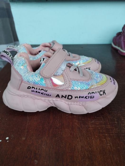 Взуття для дівчинки