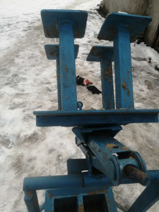 Прес для тирсоблоків на 4 штуки.