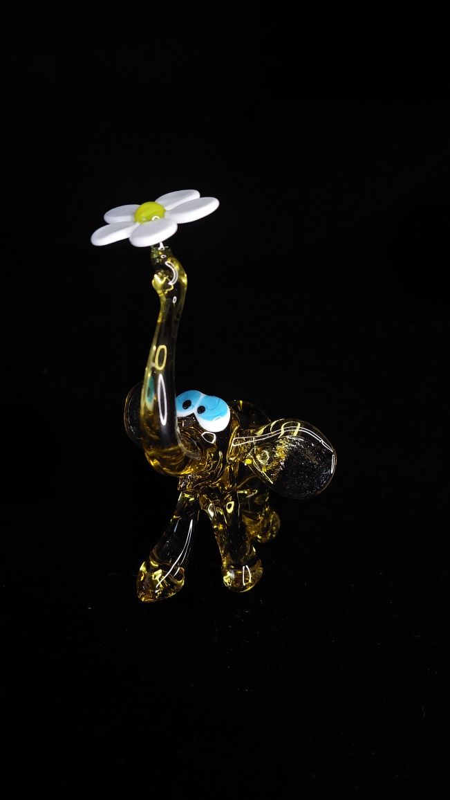 Скляна фігурка "Слон з квіткою"