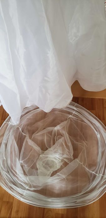 весільне плаття ( вживане -один день весілля) потребує хімчистки.