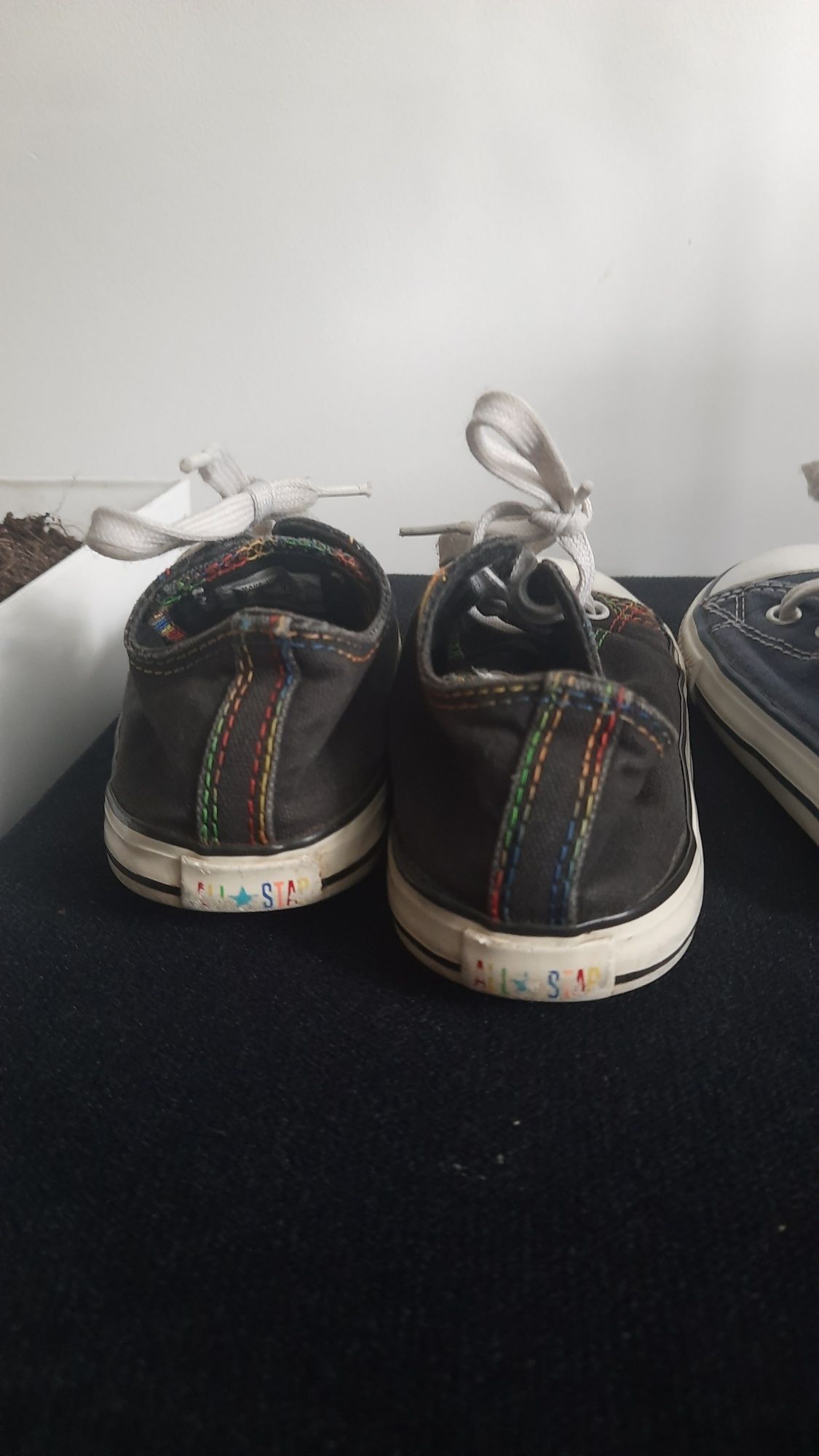 Dwie pary converse