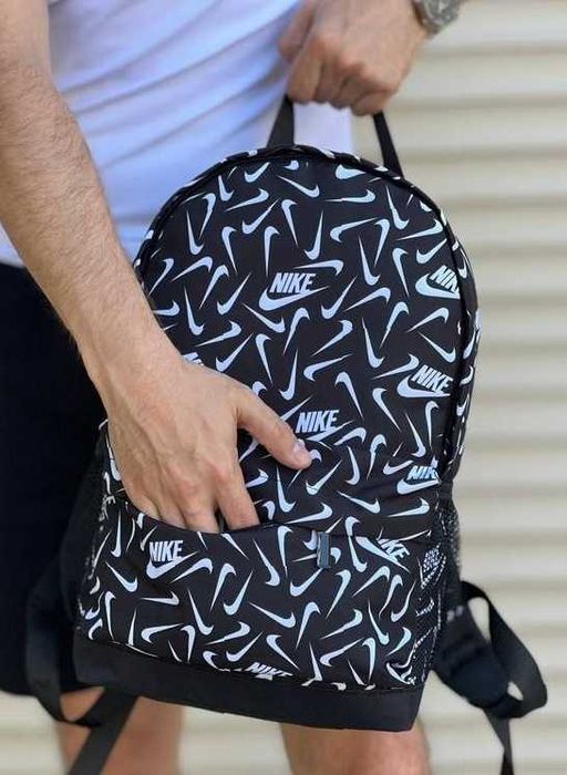Молодіжний чорний рюкзак Nike - зручний, легкий і стильний