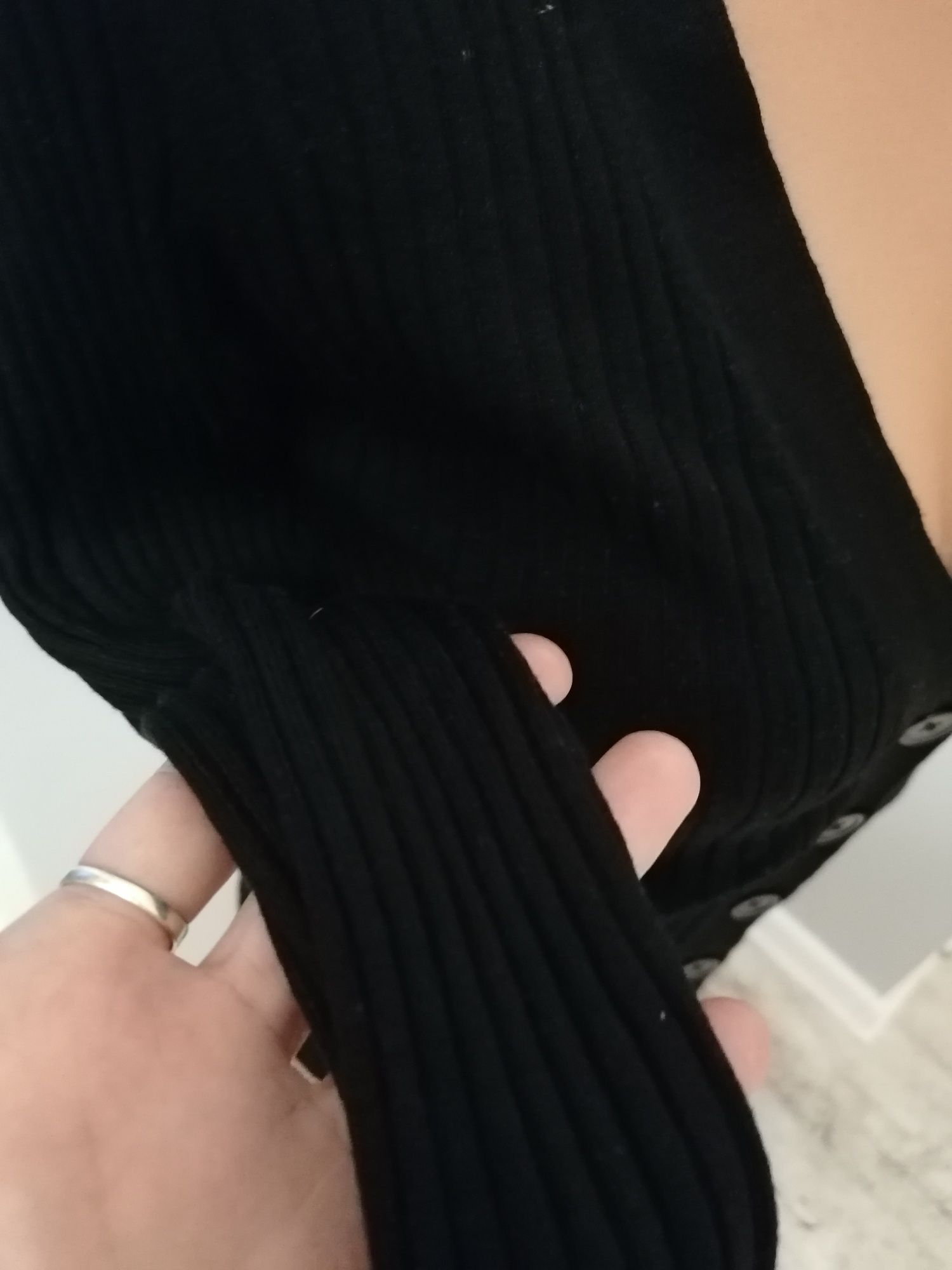 Czarny elastyczny sweterek prążkowany