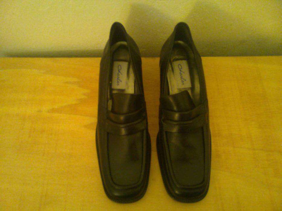 Sapatos em pele pretos nº 39 da CHARLES