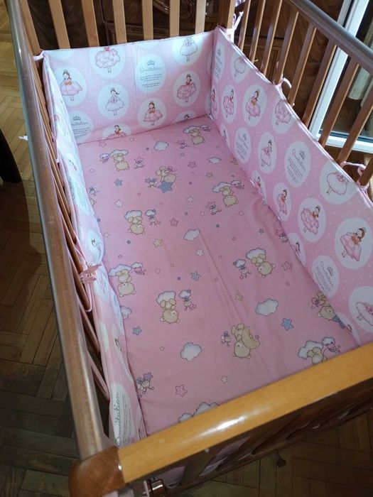 Срочно продам детскую кровать  с матрасом и круговыми подушками .