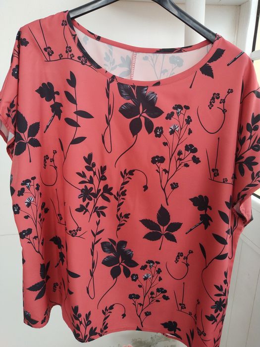 Blusa / Camisola coral com padrão floral - Tamanho XL - Nova!
