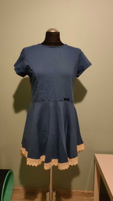 Śliczna niebieska sukienka z koła dłuższy tył koronka L-XL