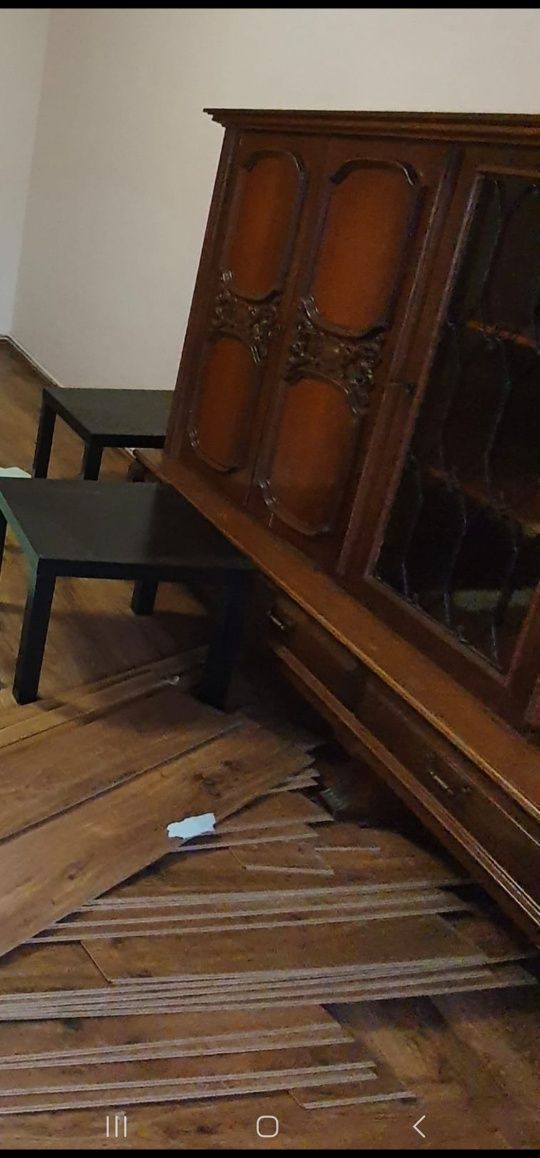 Kredens PRL w stylu neorenesansowym, z przeszkloną witryną