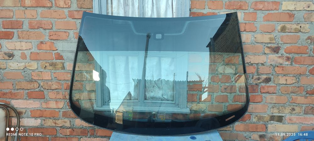 Продам лобовое стекло, оригинал.