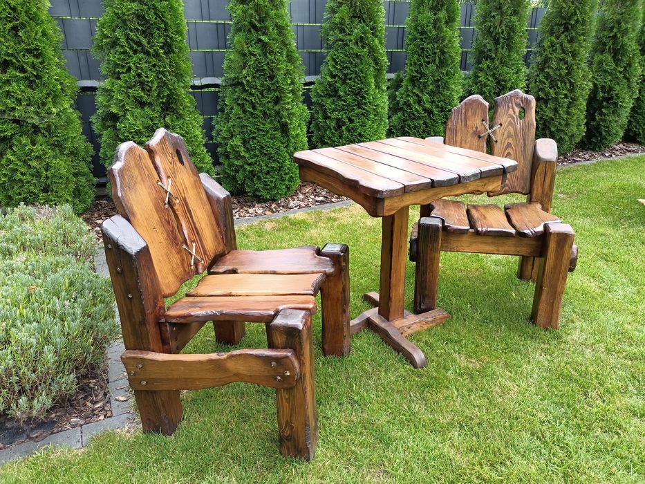 Zestaw drewnianych mebli ogrodowych dwa krzesła i słół.
