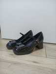 Buty lakierowane na obcasie z kokardką