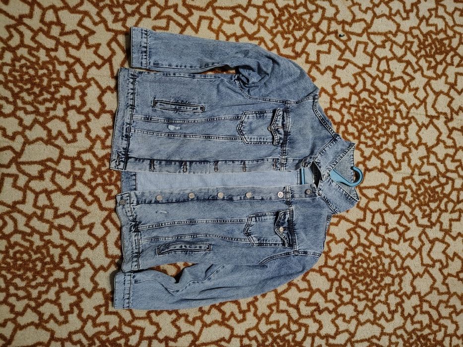 Продам жіночу джинсову куртку.