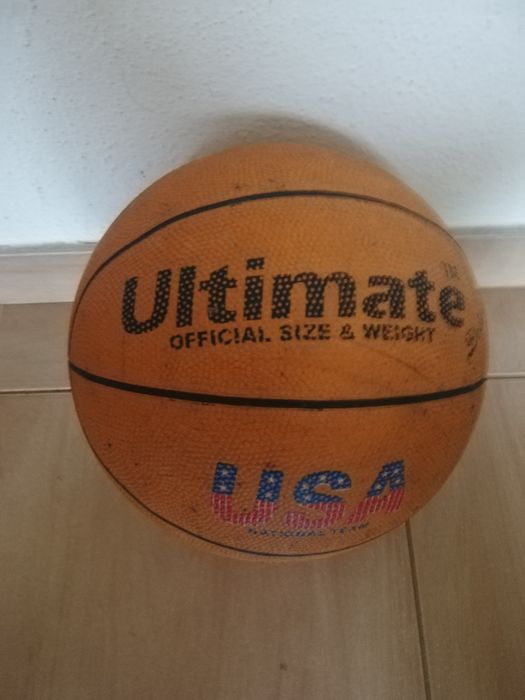 Bola de basquetebol antiga