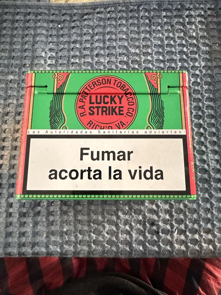 Caixa de Tabaco Lucky  Strike