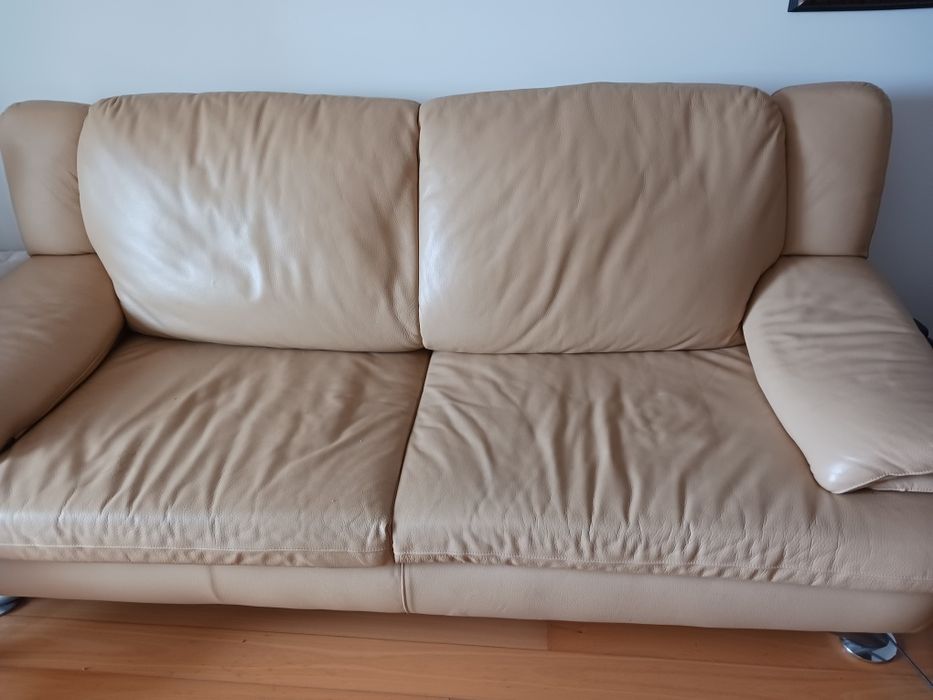 Sofá de sala, em pele.