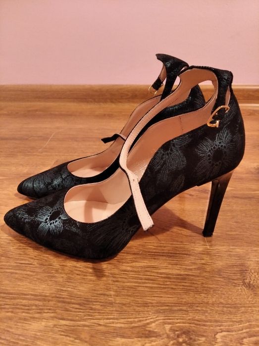 Piękne transparentne szpilki