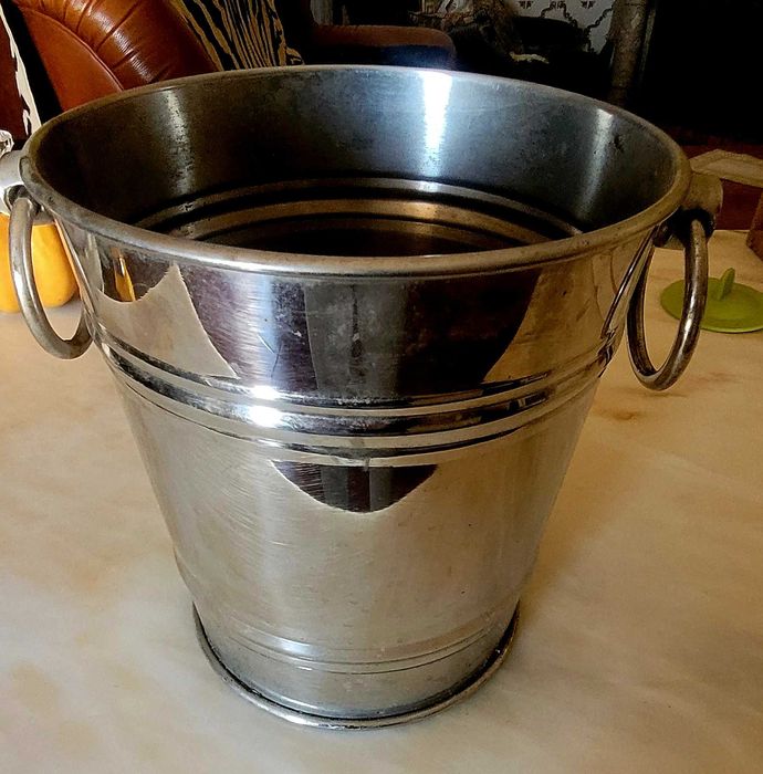 Tabuleiro 'Artame' , e balde de gelo em inox 18/10.