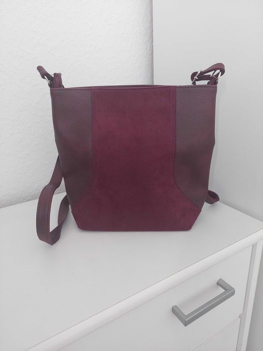 Сумка через плечо вишнёвого цвета