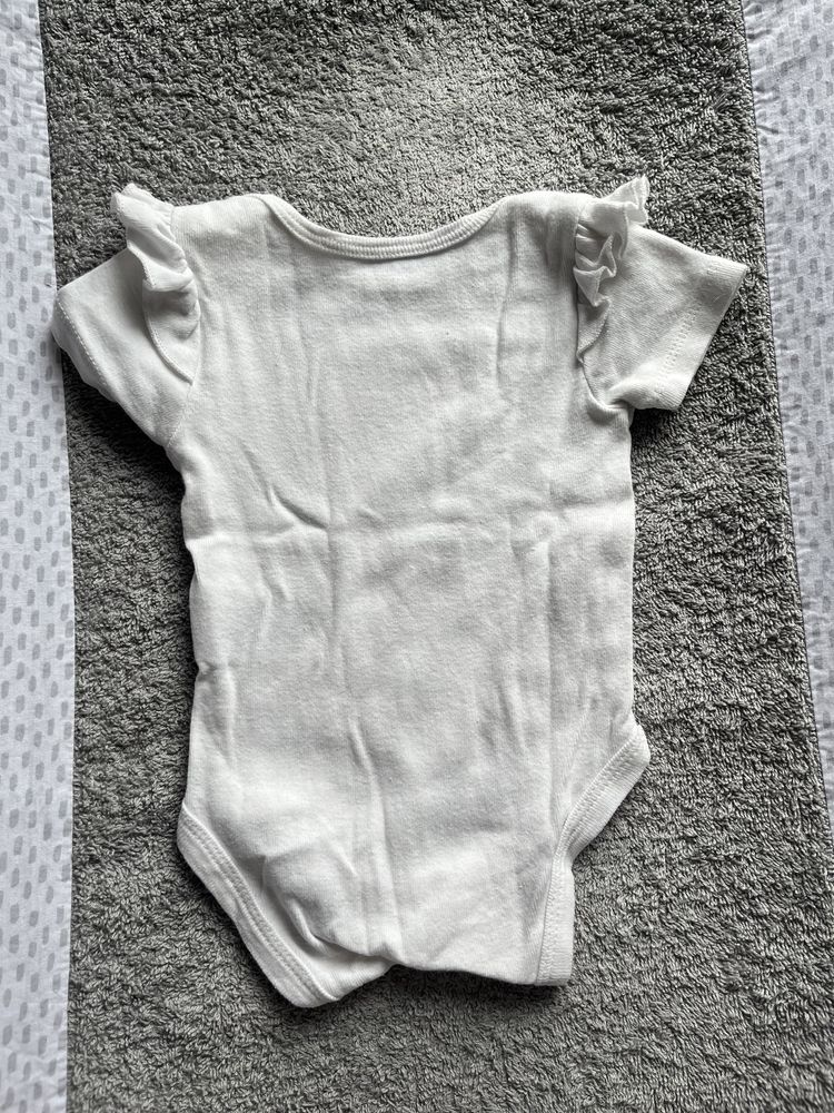 Białe body niemowlęce Rossmann r.62/68