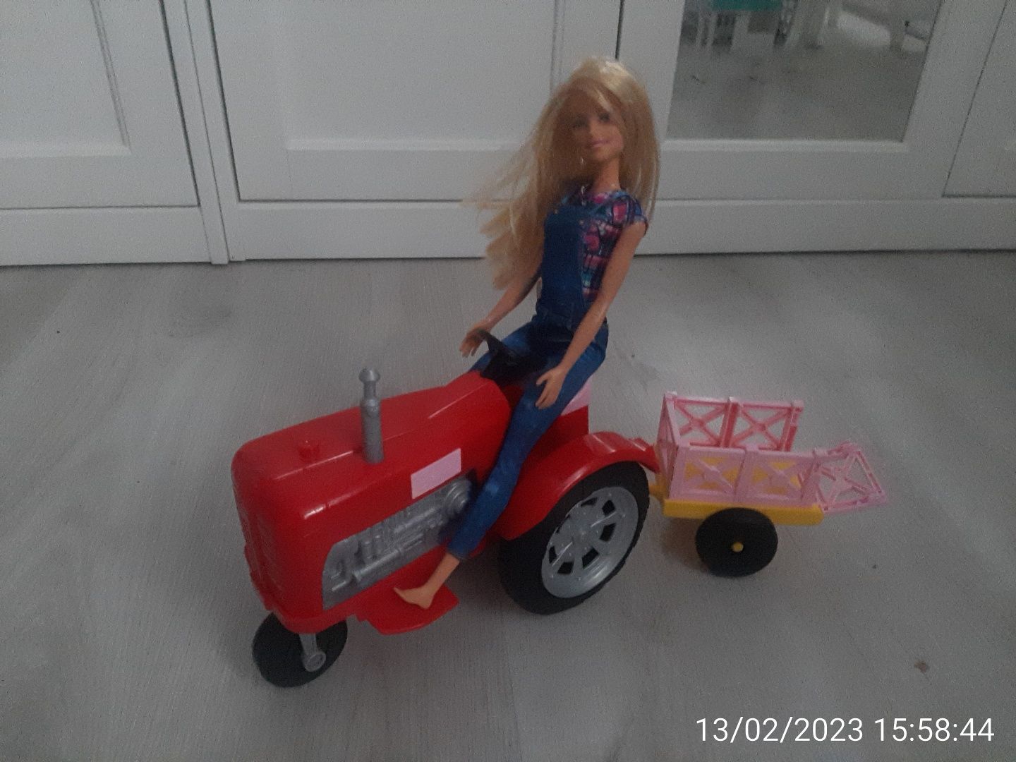 Lalka Barbie i traktor