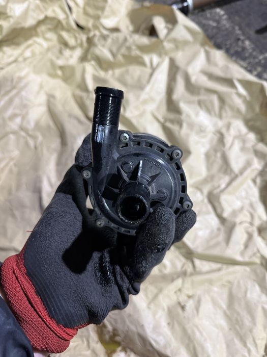 Помпа насос водяна охолодження Renault Zoe 19-24 144b03731r