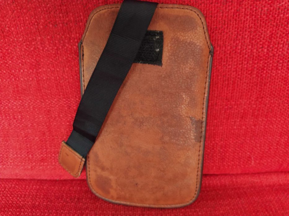 Bolsa em pele para transporte de telemóvel