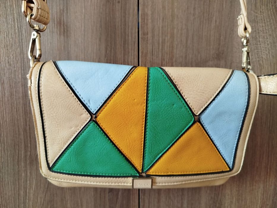 Сумка жіноча з внутрішніми карманами.