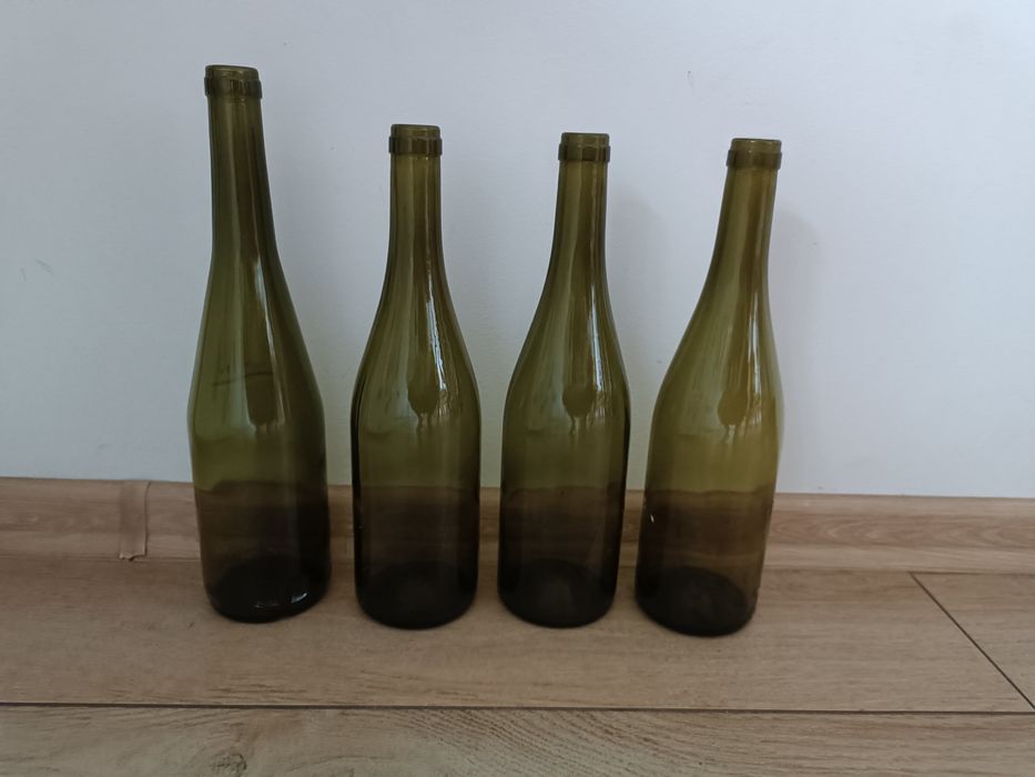 Butelka szklana zielona na wino. Umyta w zmywarce.