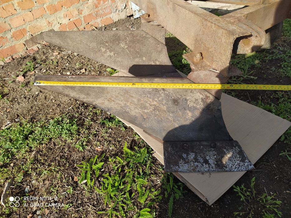 Трактор з плугом та культиватором