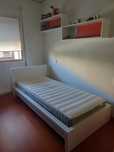 Prateleiras e Cama solteiro 190x90 como nova+ prateleiras parede.