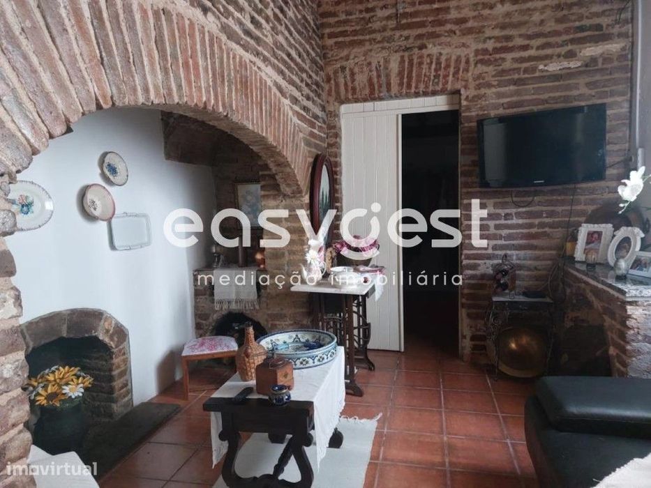 Moradia T3 com 2 pisos destinada a habitação e comércio