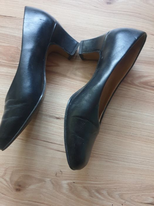 Czarne buty na obcasie