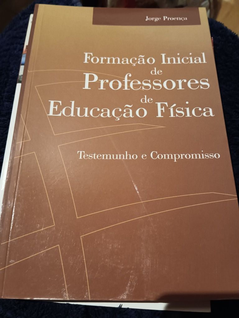 Livro "Formação inicial de professores de educação física"